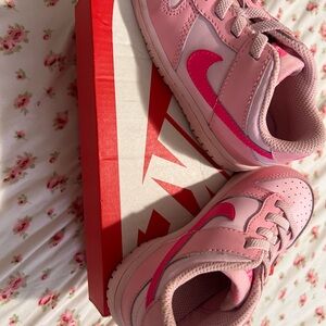 Nike Pink Sneakers Low-Top Athletic Design